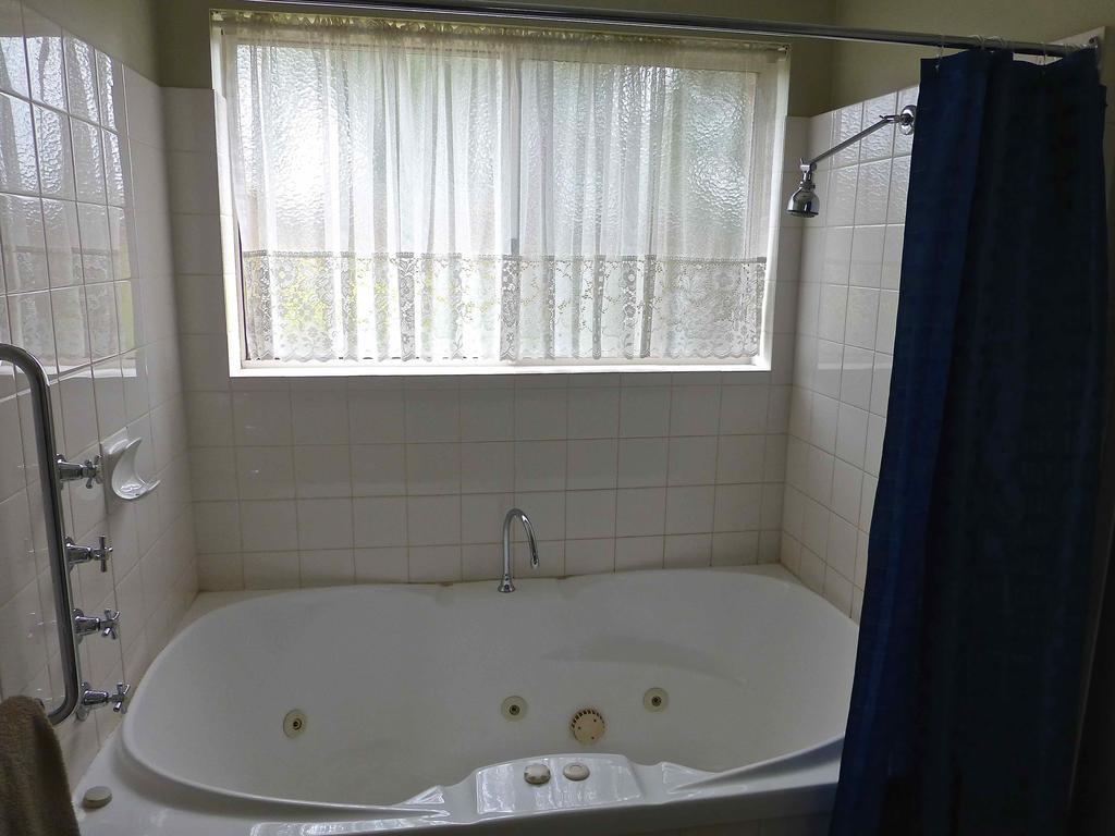 Inverloch Central Motor Inn Room photo